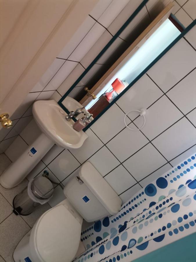 Habitación con cama grande